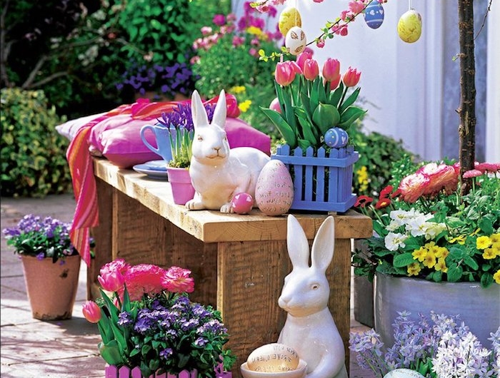 des lapins ceramiques et port a fleurs pleins de tulipes décoration paques facicle pour la cour d avant