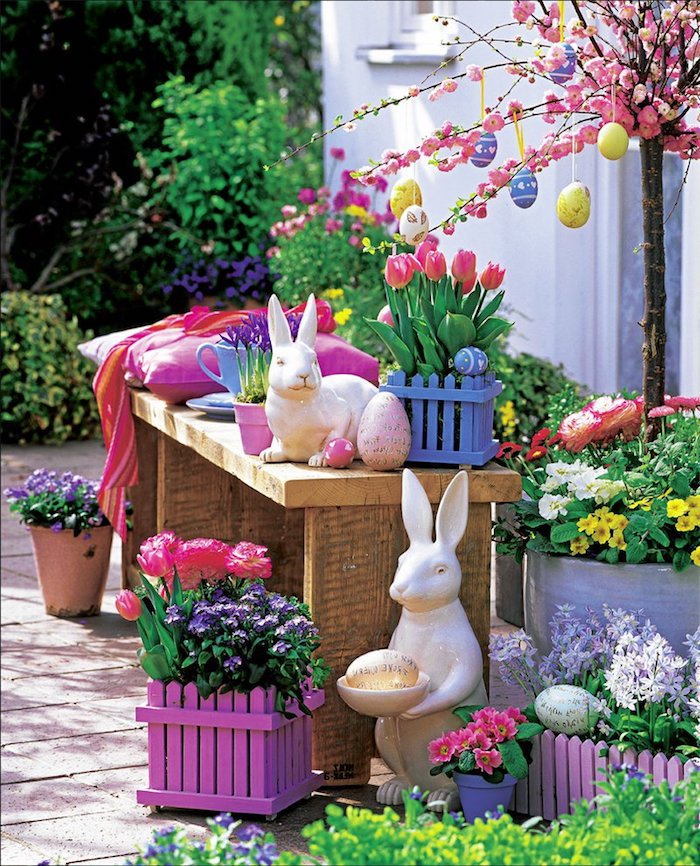 des lapins ceramiques et port a fleurs pleins de tulipes décoration paques facicle pour la cour d avant
