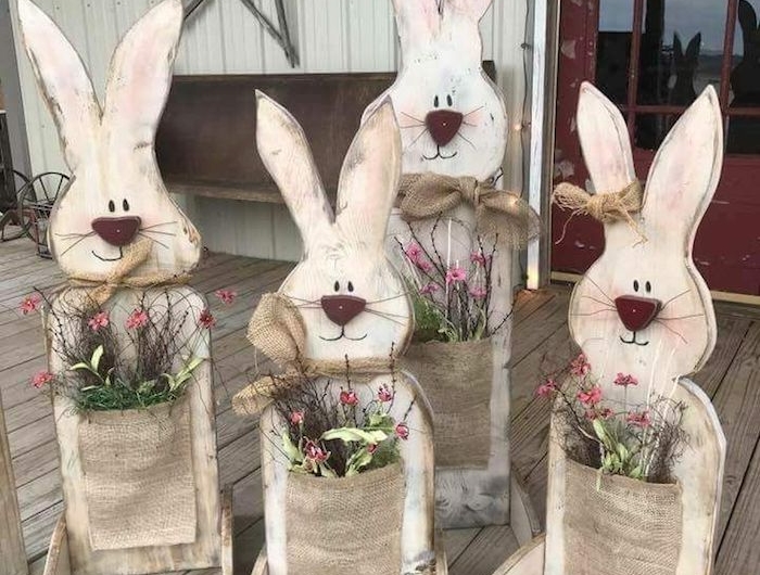 des lapins de paques bricolage avec des poches fixés remplis des fleurs