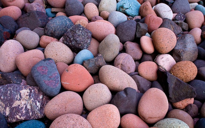 des pierres décoratifs de type galets en couleurs différentes parsemées