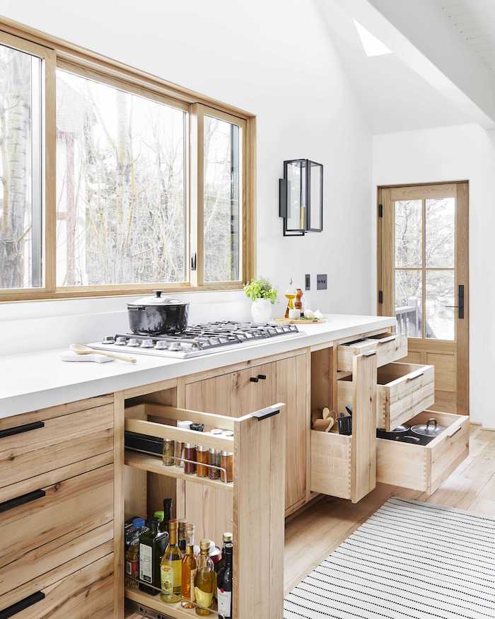 des tiroirs verticales dans une cuisine en bois style scandinavien petite cuisine aménagée