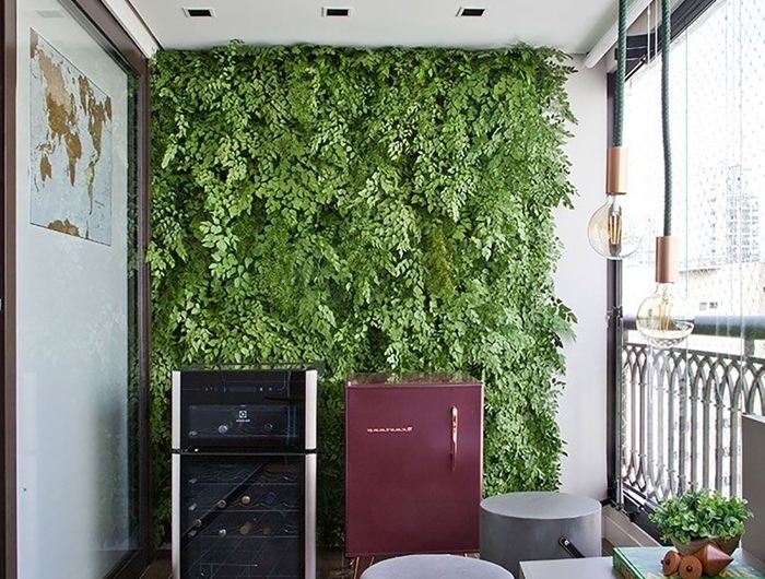 design balcon tabouret métal et velours gris banquette blanche moderne mur végétal de balcon