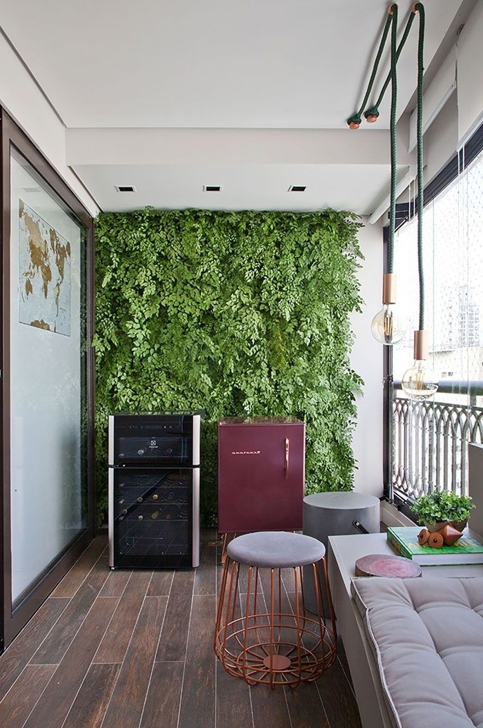 design balcon tabouret métal et velours gris banquette blanche moderne mur végétal de balcon