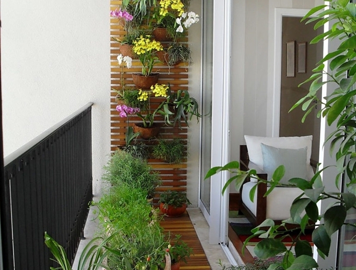 design mur fleuri sur planches de bois pots fleurs terre cuite rêvetement terrasse bois déco petit balcon