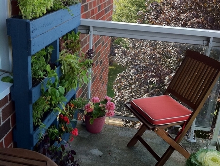 design petit balcon avec chaise et table en bois foncé diy jardinière plantes pour mur végétal extérieur