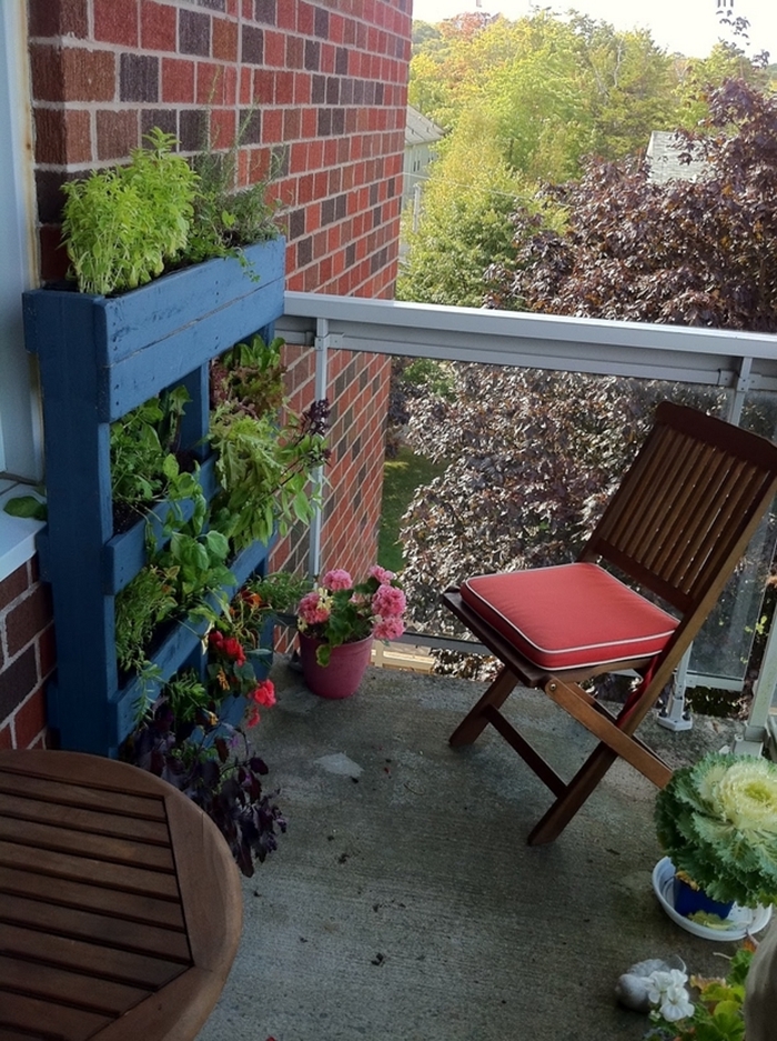 design petit balcon avec chaise et table en bois foncé diy jardinière plantes pour mur végétal extérieur