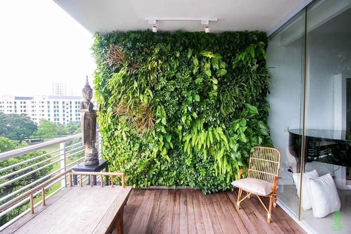 design terrasse zen statuette boudha chaise rotin mur vegetal exterieur sol rêvetement bois plantes grimpantes
