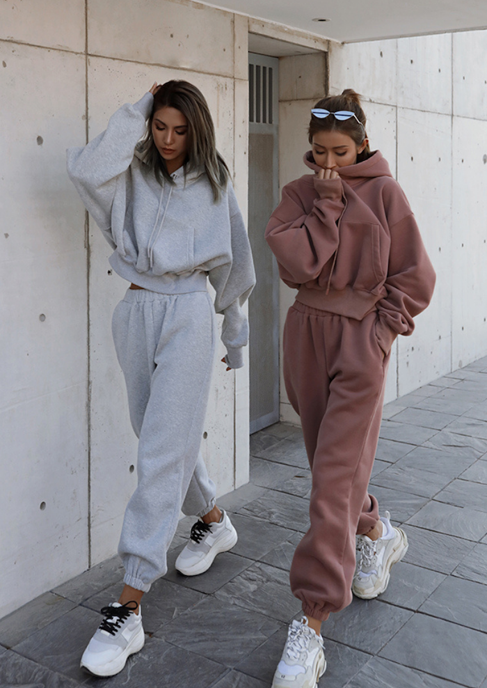 deux filles en survetements rose vieux et gris avec des baskets blanches streetwear femme jpg