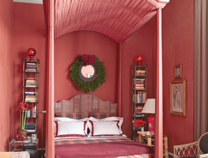 déco chambre rose avec un baldaqui au dessus du lit et couronne verte suspendue au mur.jpg