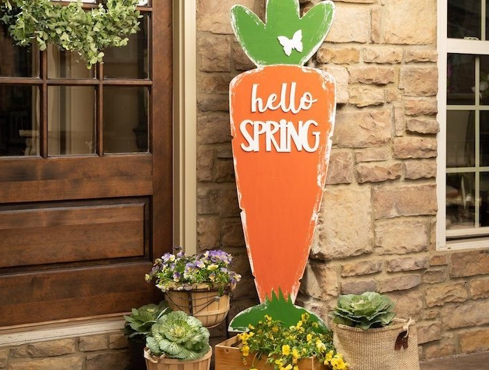 déco de paques a faire soi meme avec des plantes verte une couronne sur la porte et carotte gigantesque