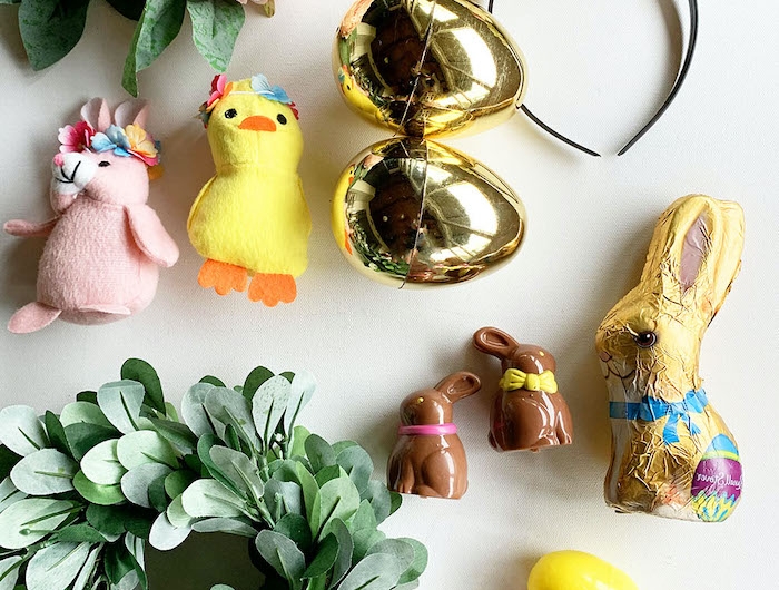 décoratiob de paques facile avec des fleurs artificielles et des lapins en chocolat