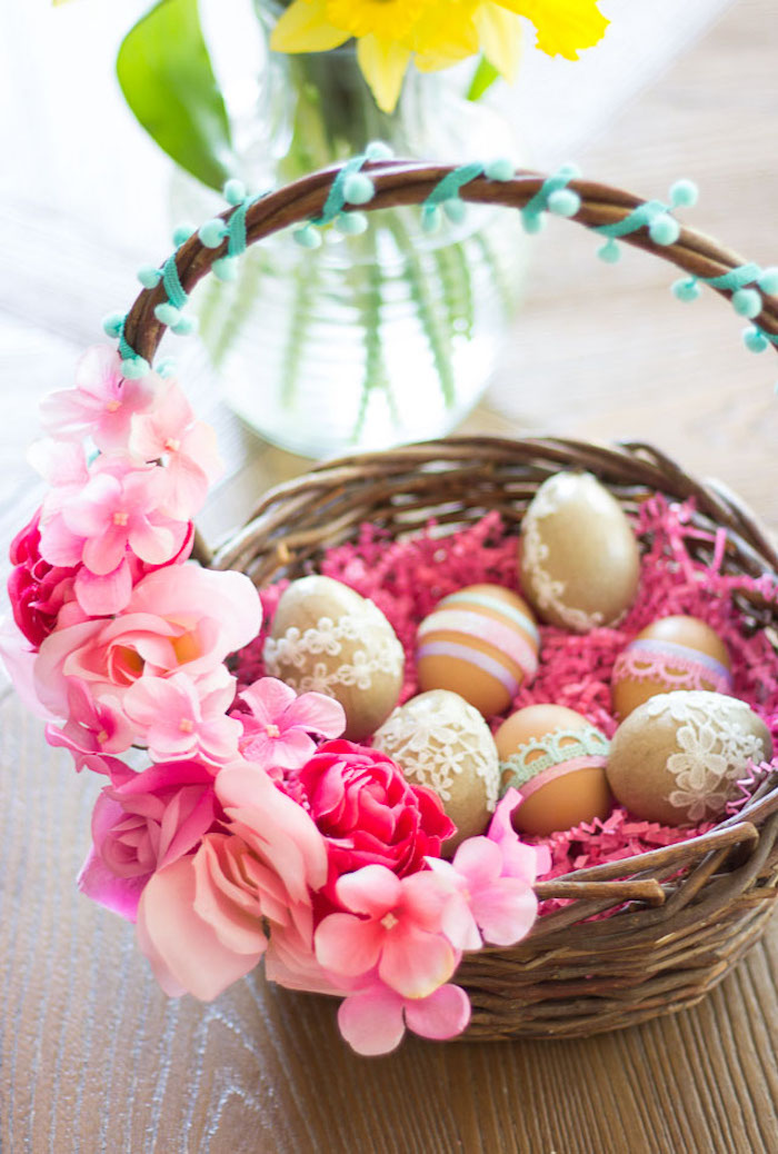 décoration paques facile avec des oeufs couvert en dantelle posés dans un panier décoré des fleurs