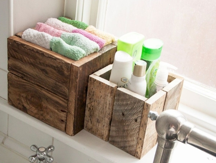 diy boite rangement salle de bain en planches de bois organisateur produits douche serviettes bain