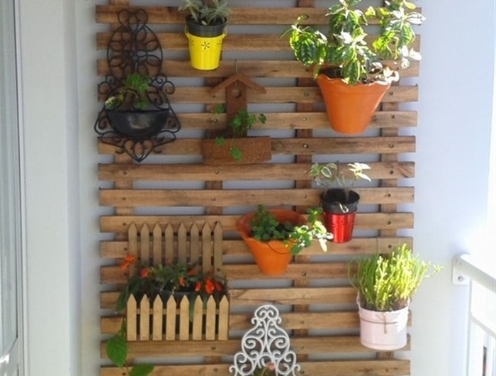 diy mur vegetal exterieur palette facile accrocher des plantes pots tailles fleurs herbes déco petit espace balcon