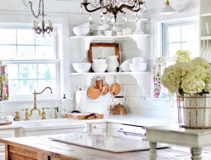 décoration cuisine blanche et bois avec des lambris blanc étagère d angle blanc ilot central bois suspension originale accents vaisselle cuivre