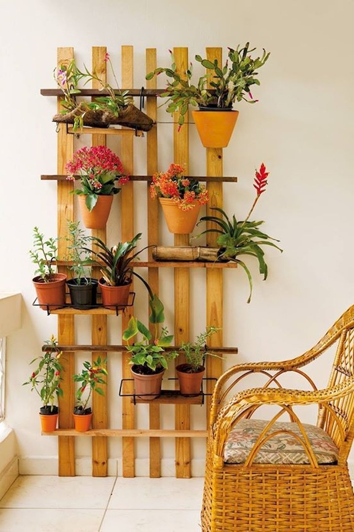 décoration extérieure appartement aménagement petit balcon panneau vegetal en bois chaise rotin