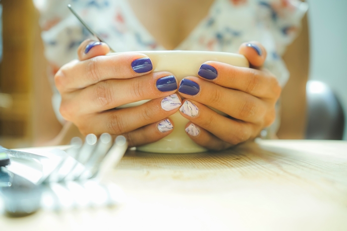 décoration ongles facile manucure bicolore ongles en bleu foncé nail art vernis de base blanc