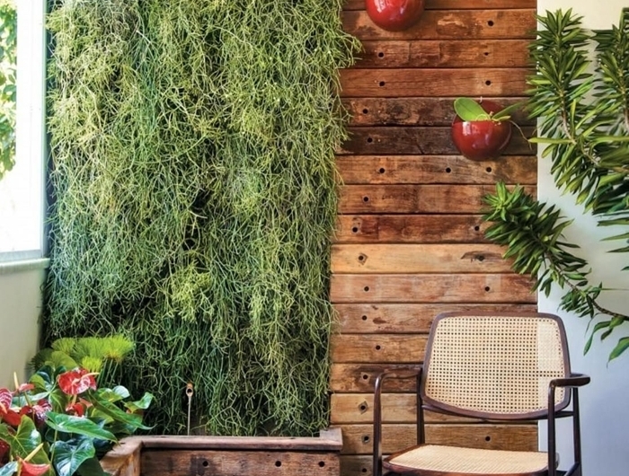 décoration panneaux mur bois plantes grimpantes eau chaise bois mur végétal extérieur sur grillage