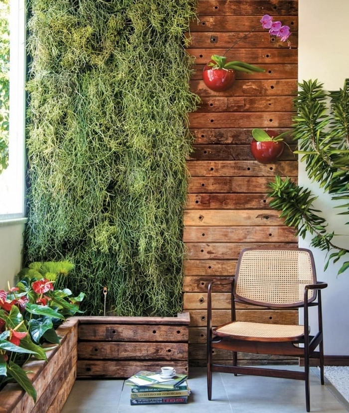 décoration panneaux mur bois plantes grimpantes eau chaise bois mur végétal extérieur sur grillage