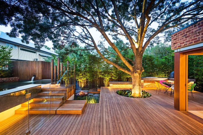 exemple aménagement extérieur terrasse bois composite avec arbre au centre et brise vue bambou et piscine