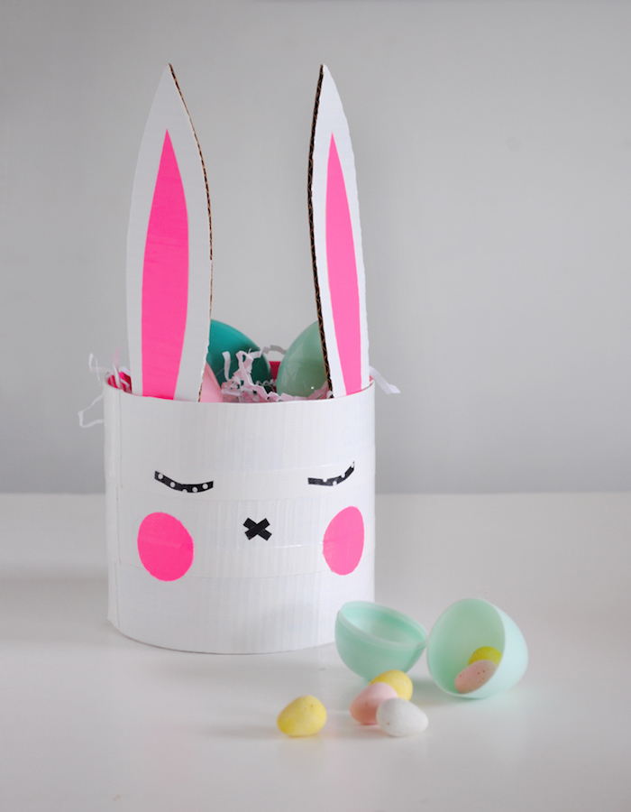 exemple bricolage de paques maternelle facile dans boite de cylindre motif lapin décoration de paques a fabriquer facilement