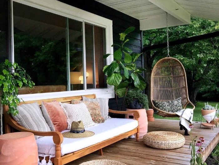 exemple comment amenager terrasse cocooning de bois avec des poufs tressés canapé bois confortable et balançoire plante verte extérieur