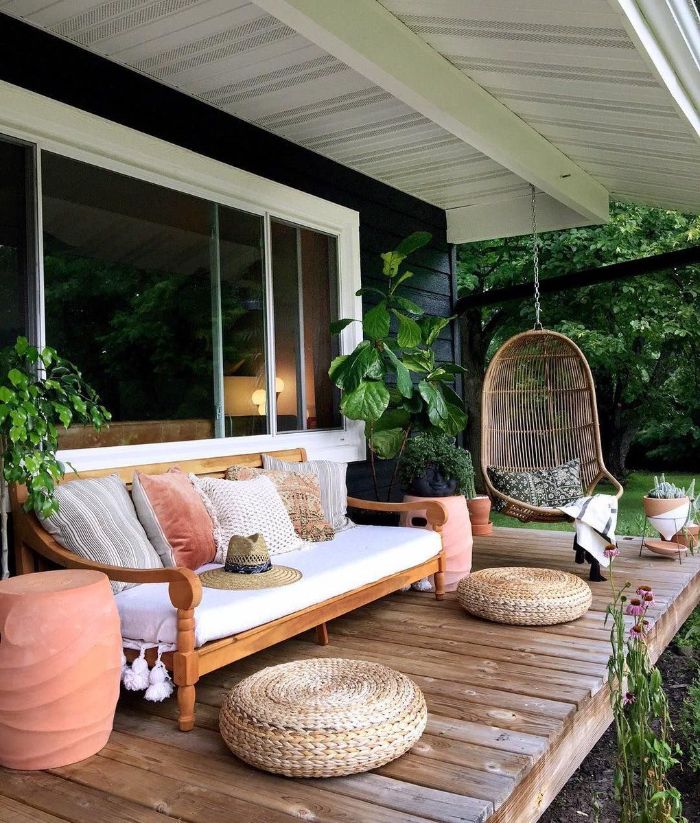 exemple comment amenager terrasse cocooning de bois avec des poufs tressés canapé bois confortable et balançoire plante verte extérieur