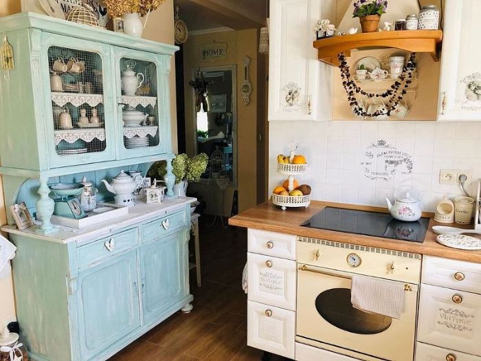 exemple cuisine ancienne style campagnarde avec vaisselier bleu patiné meuble bas cuisine blanc plan de traval bois vaisselle exposée vintage
