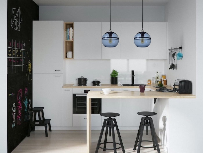 exemple d aménagement cuisine en style scandinavien avec des elements noirs et deux lampes forme de globe pendantes