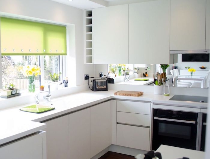 exemple de cuisine minimaliste en blanc avec un volet roulent eu fenetre en vert