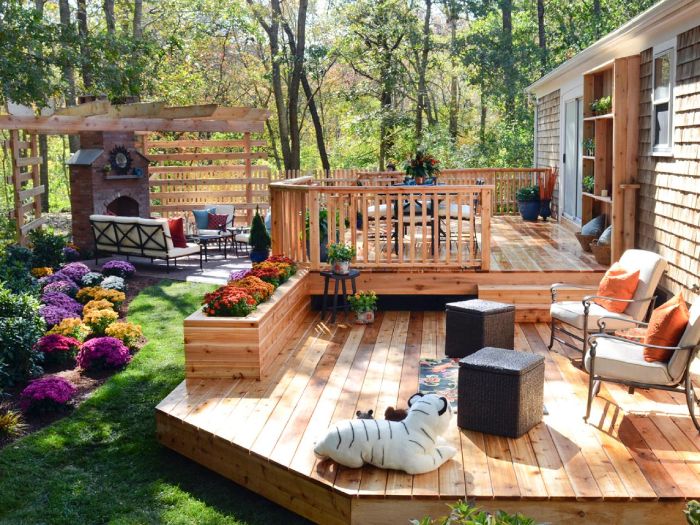exemple de terrasse aménagée en bois clair exotique avec coin salle à manger extérieure et chaises métal bacs en bois avec des plantes