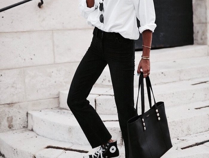 exemple de vetement femme chic avec un chemisier blanc ample et pantalon noir combiné avec des basket coverse