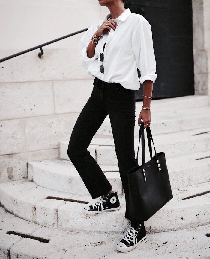 exemple de vetement femme chic avec un chemisier blanc ample et pantalon noir combiné avec des basket coverse