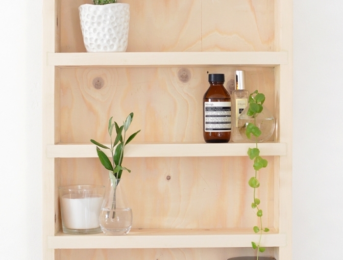 fabrication etite étagère salle de bain projet bricolage facile planche de bois plante verte intérieur