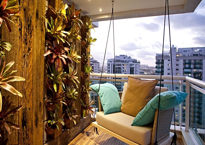 fauteuil suspendu décoration espace extérieur petit balcon zen avec mur plantes panneau vegetal