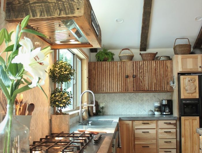 façade cuisne boisée dans cuisine campagne chic bois plan de travail inox deco et rangements style champetre