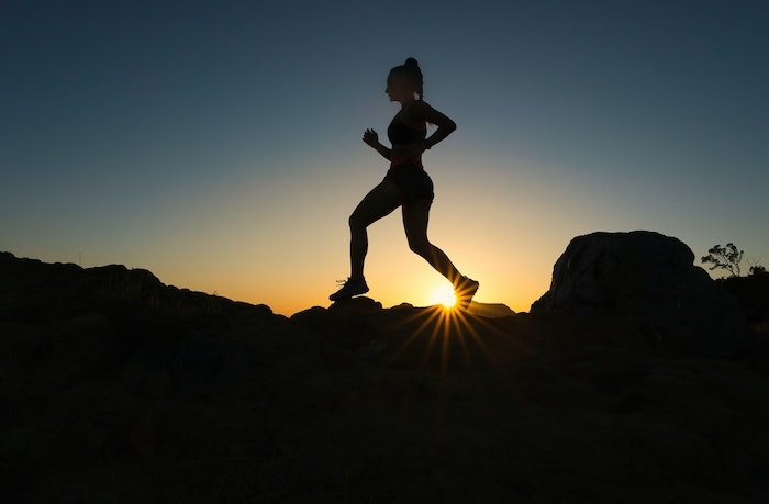 femme couche du soleil femme qui marche dans la montagne