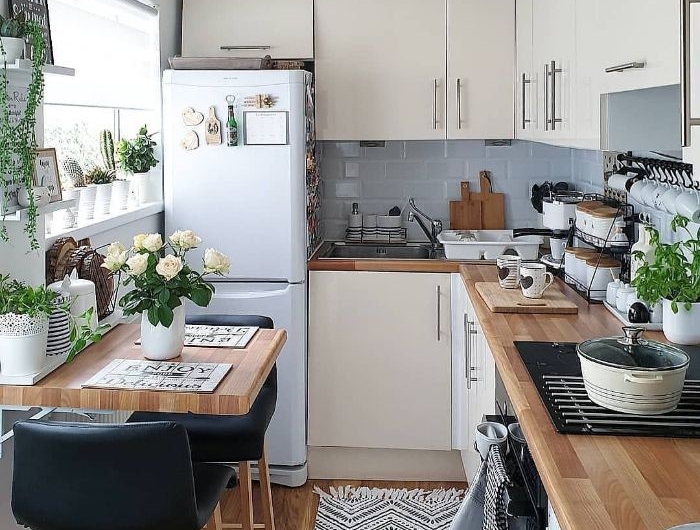 idee comment amenager petite cuisine germee en l avec carrelage bleu ciel plan de travail et parquet bois vaisselle meuble facade blancs