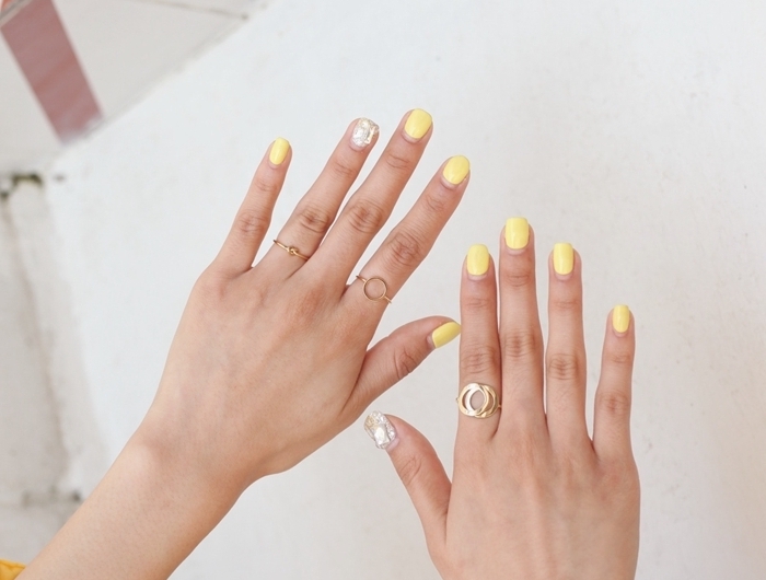 idee couleur ongle manucure ongles courts vernis jaune pastel nail art sur un seul doigt tendance printemps