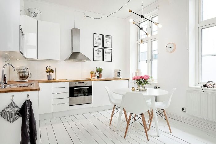 idee deco appartement haussmannien avec cuisine couleur blanche parquet blanchi pour ambiance scandinave table et chaises scandinaves