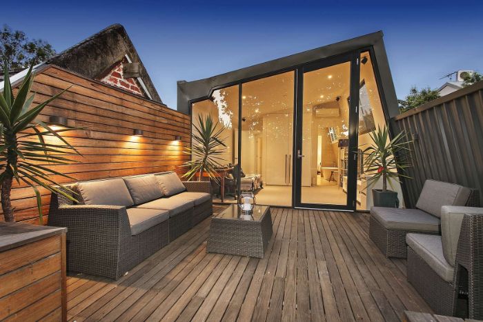 idee deco exterieur terrasse de bois avec salon de jardin résine tressée deco terrasse de toit elegante