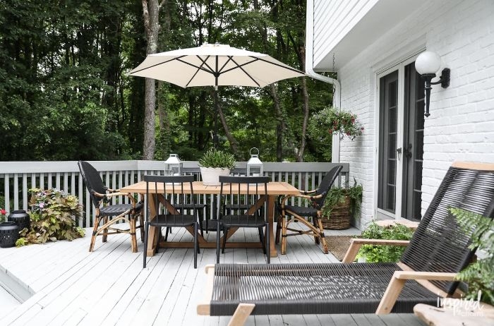 idee terrasse exterieur devaant maison aux planches bois blanchi table et chaises bois chaise longue plantes vertes d exterieur