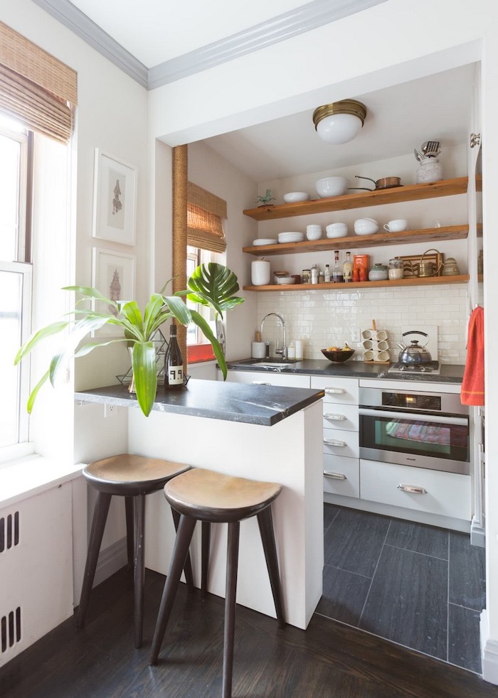 idée d aménagement petite cuisine avec un comptoir et deux chaises des ustensils rangées sur des etageres au mur