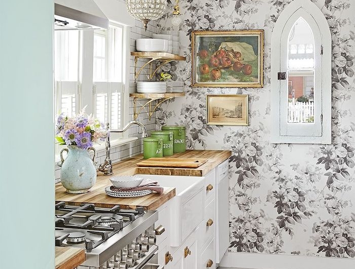 idée rangement petite cuisine avec un mur a papier peint motifs floraux et un tapis perse au sol