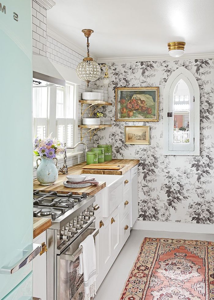 idée rangement petite cuisine avec un mur a papier peint motifs floraux et un tapis perse au sol