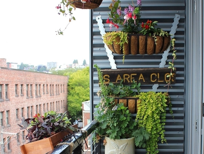 idée comment faire un mur fleuri pot fleurs plantes vertes chaise tressée coussin décoratif jardinière