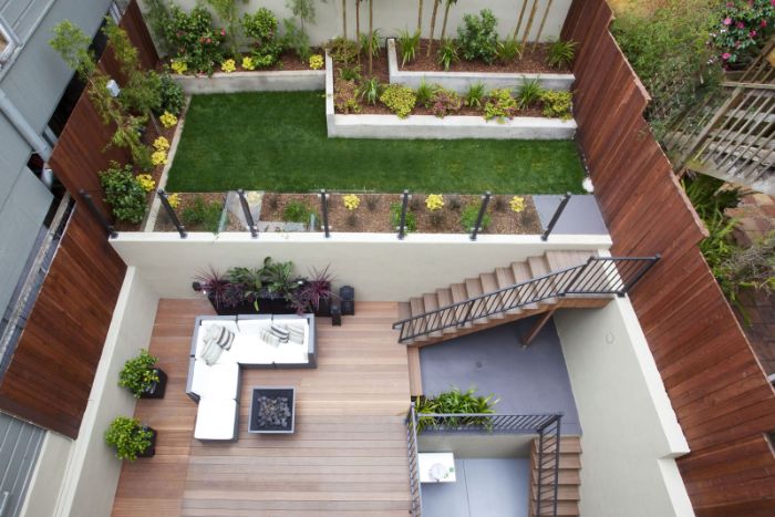 idée terrasse bois avec plantes et jardinieres et coin detente exerieur avec cheminée et canapé