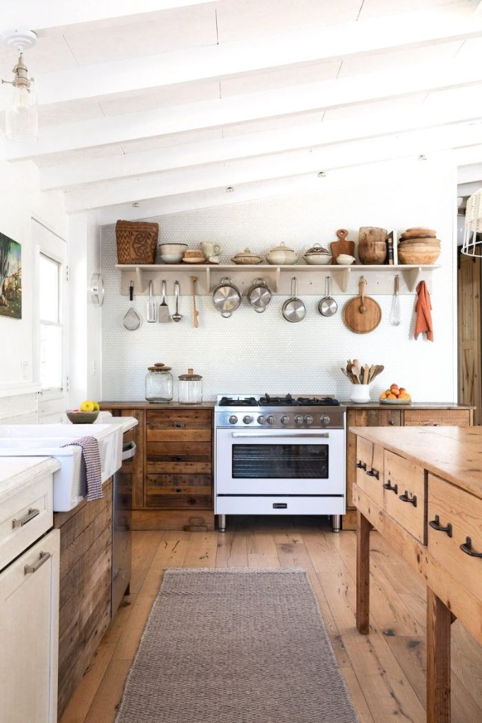 ilot central et meuble bas cuisine bois avec vasque blanche parquet bois clair exemple credence mosaique étagère ouverte parquet bois