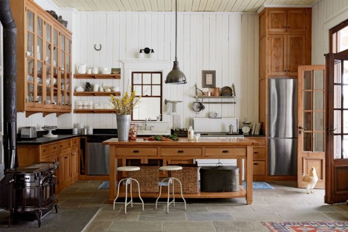 ilot central et meuble cuisine bois lambris couleur blanche sol carrelage dalles de pierre cuisine cottage