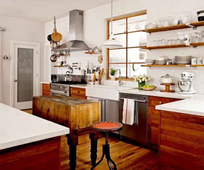 intérieur style campagne avec mobilier bois et parquet bois brut étagères ouvetes surchargées de vaisselle et encadrements bois plan de travail blanc.jfif